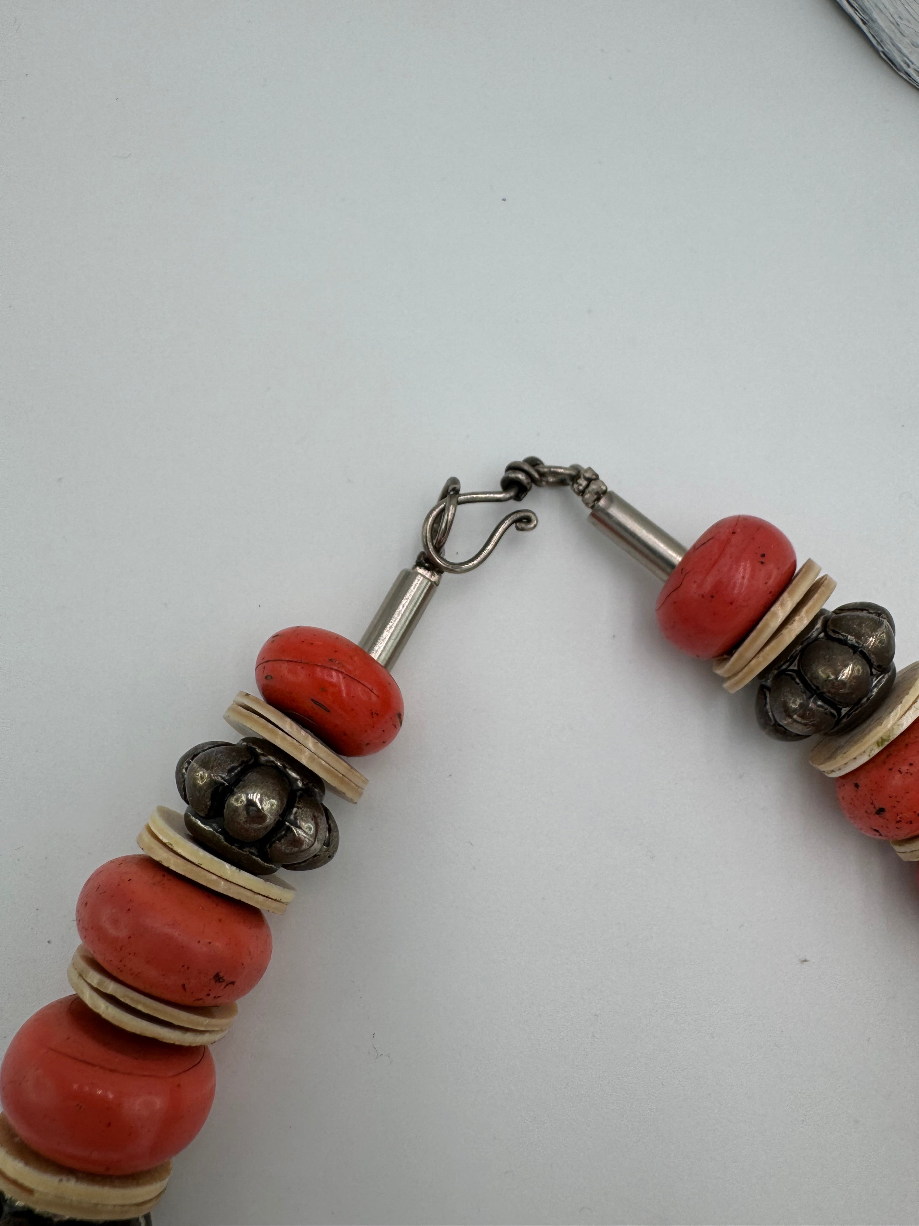 Kette aus Sherpaperlen und geschwärzten Metallperlen