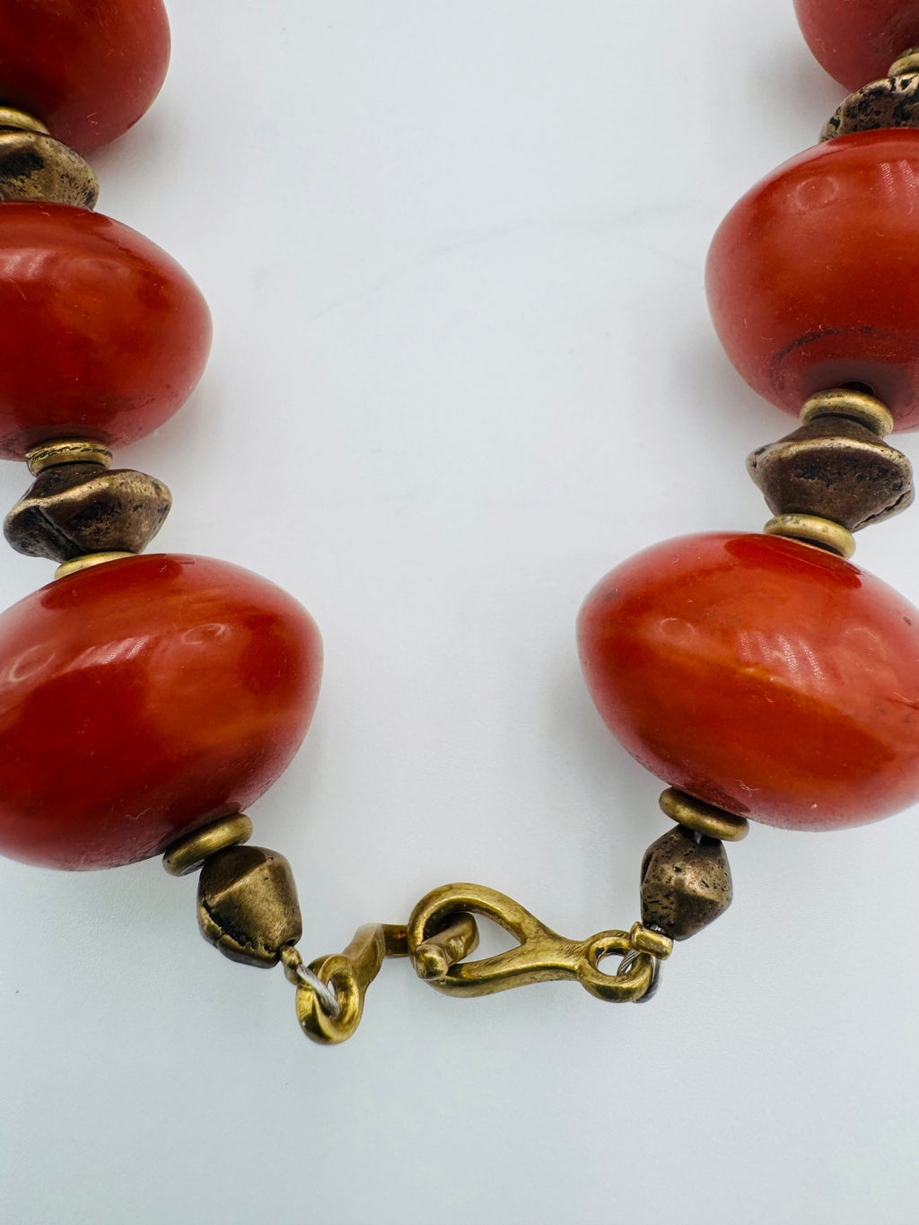 Kette aus Resin und Messing