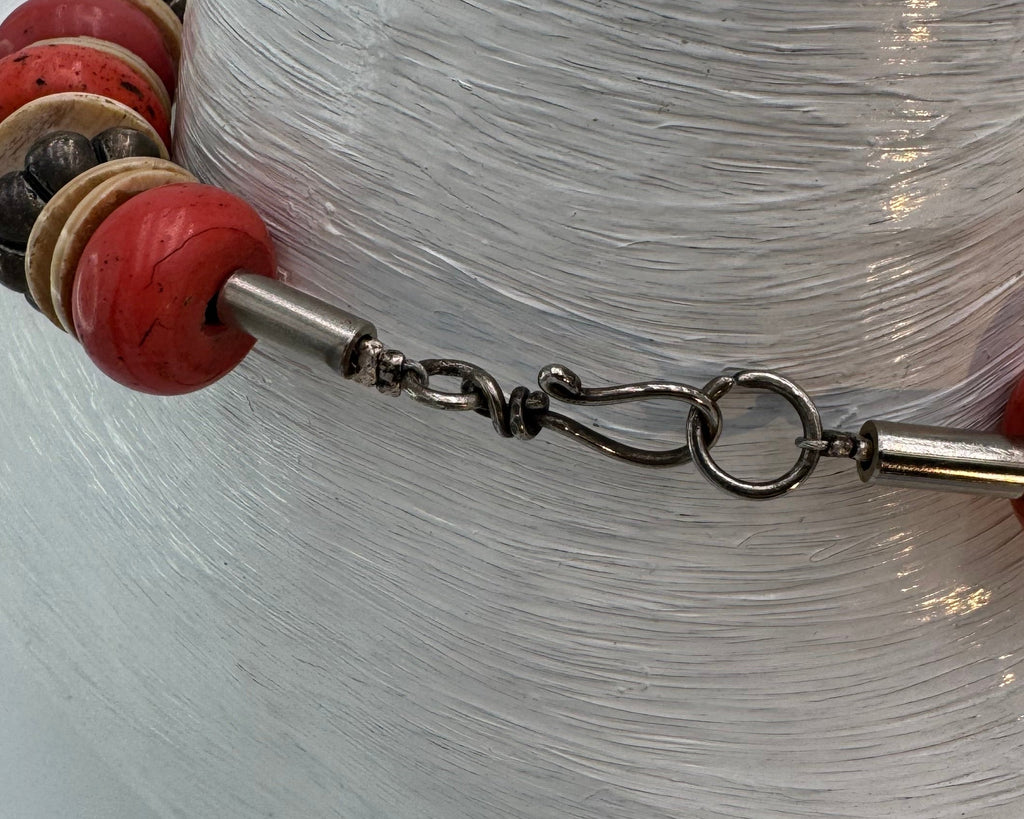 Kette aus Sherpaperlen und geschwärzten Metallperlen