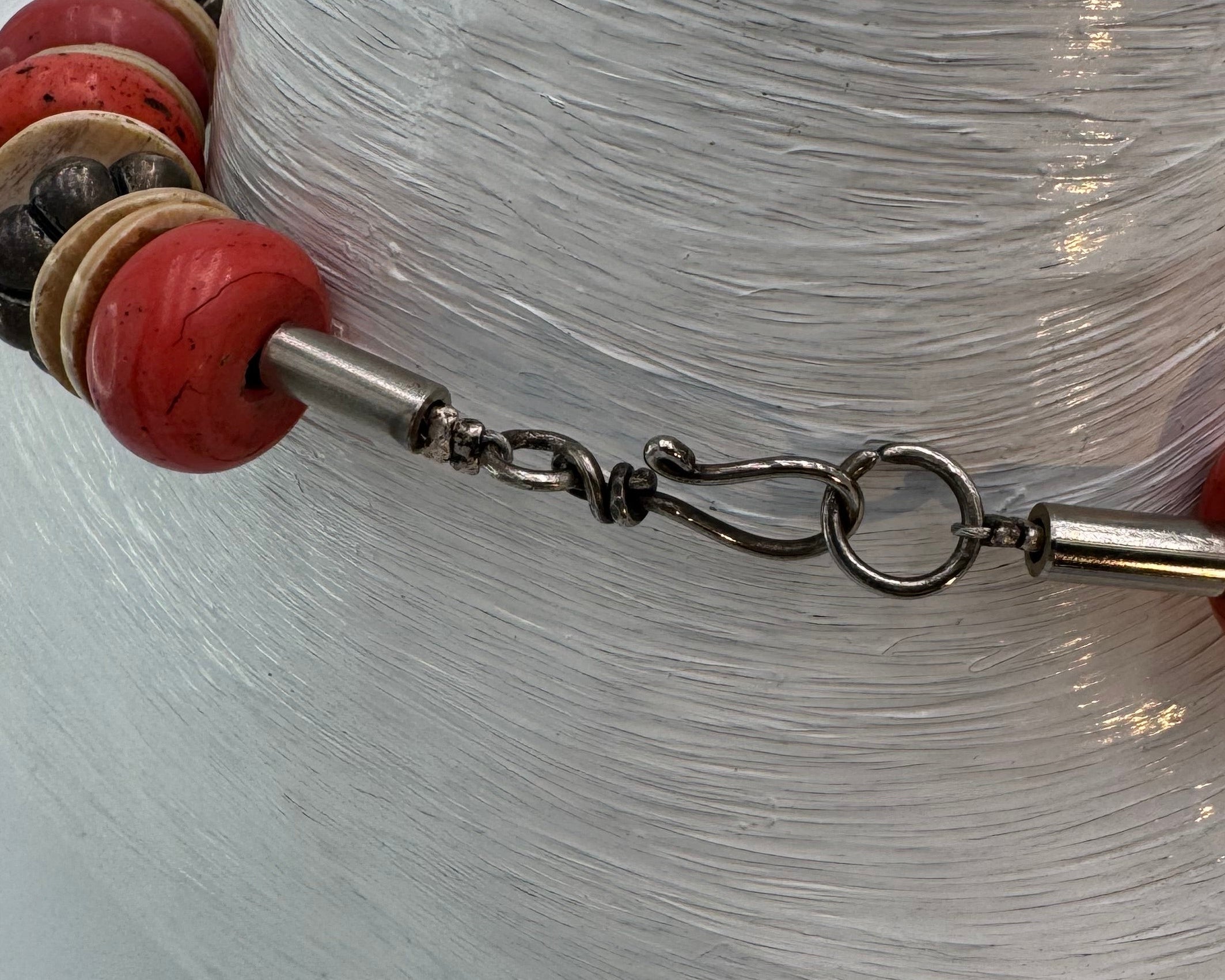 Kette aus Sherpaperlen und geschwärzten Metallperlen