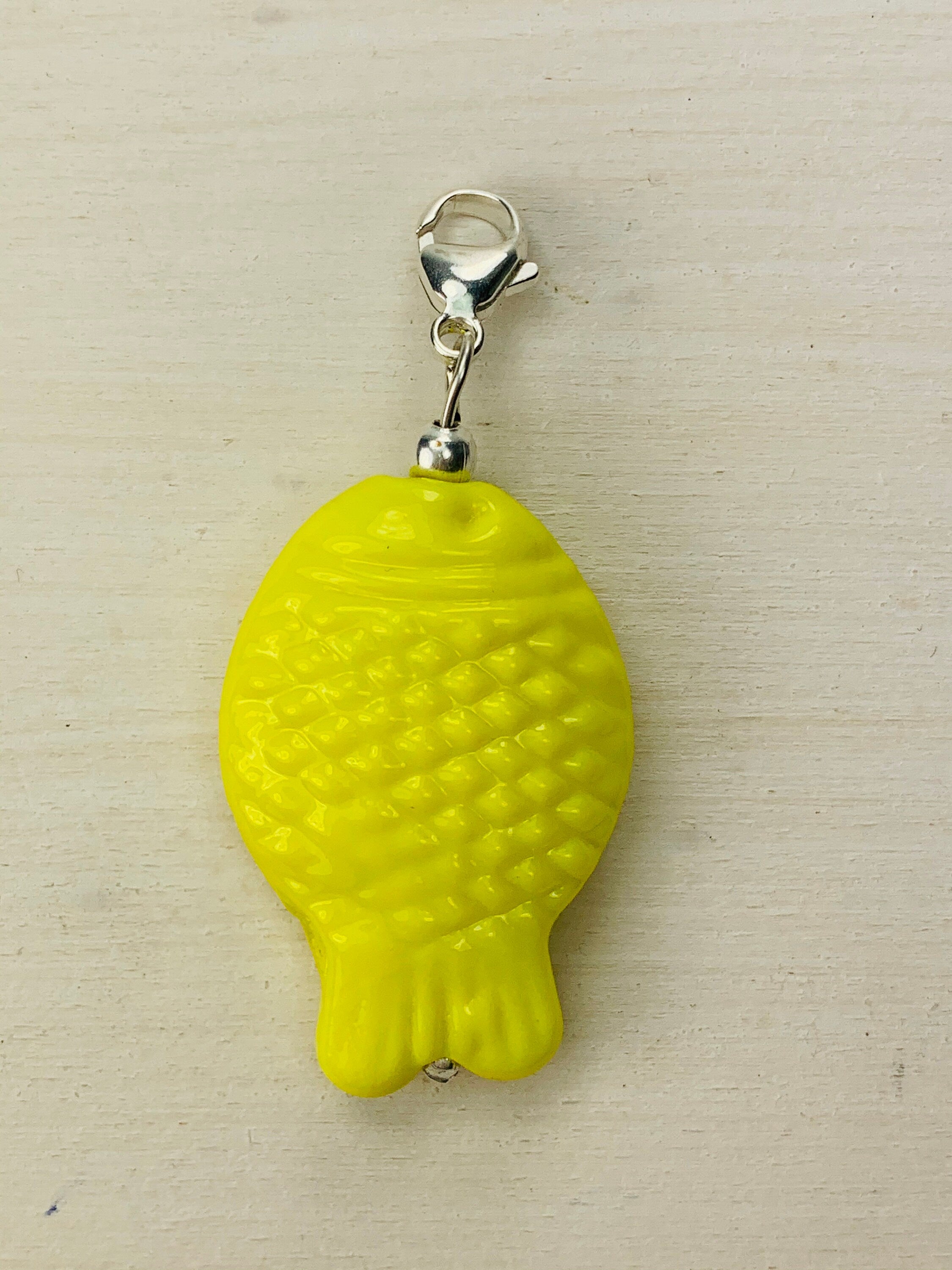 Charm Anhänger formschöner Böhmischer Glas Fisch Silber 925