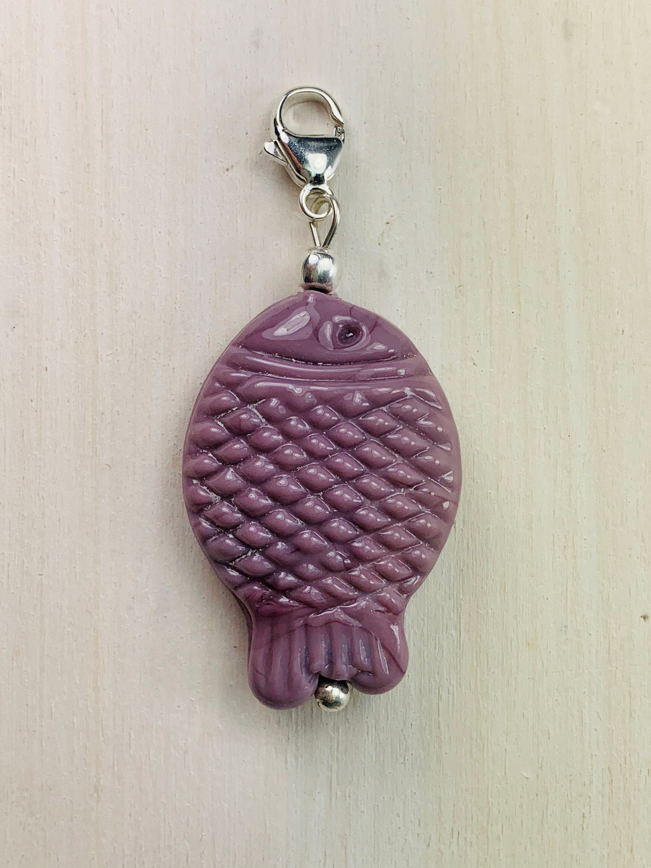 Charm Anhänger formschöner Böhmischer Glas Fisch Silber 925