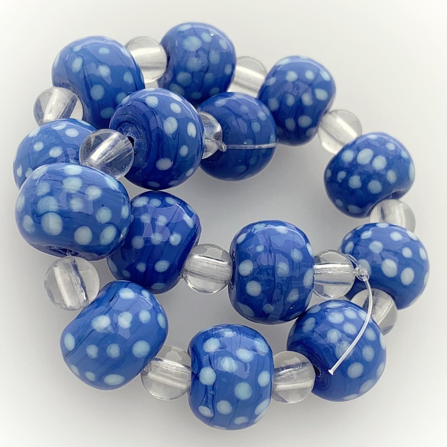 14 Böhmische Glasperlen | Handgefertigte Perlen | Blau | Opak | Punkte | Bohemian | Erstklassige Qualität | BeadsCompany SN03