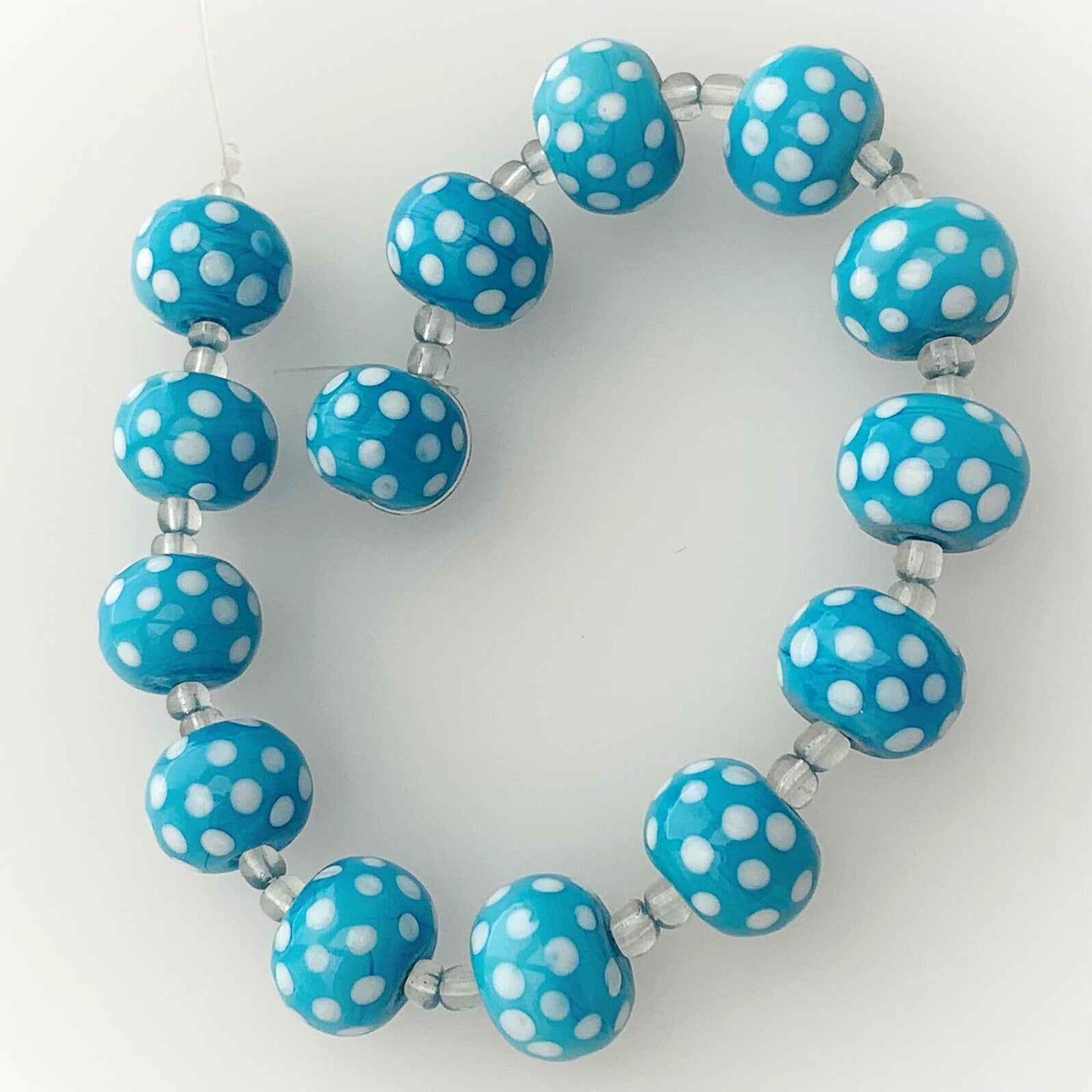 14 Böhmische Glasperlen | Handgefertigte Perlen | Hellblau | Opak | Punkte | Bohemian | Erstklassige Qualität | BeadsCompany SN04