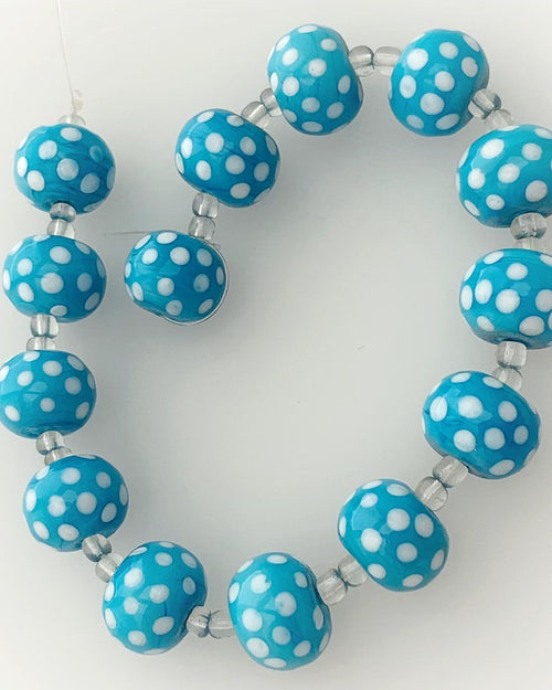 14 Böhmische Glasperlen | Handgefertigte Perlen | Hellblau | Opak | Punkte | Bohemian | Erstklassige Qualität | BeadsCompany SN04