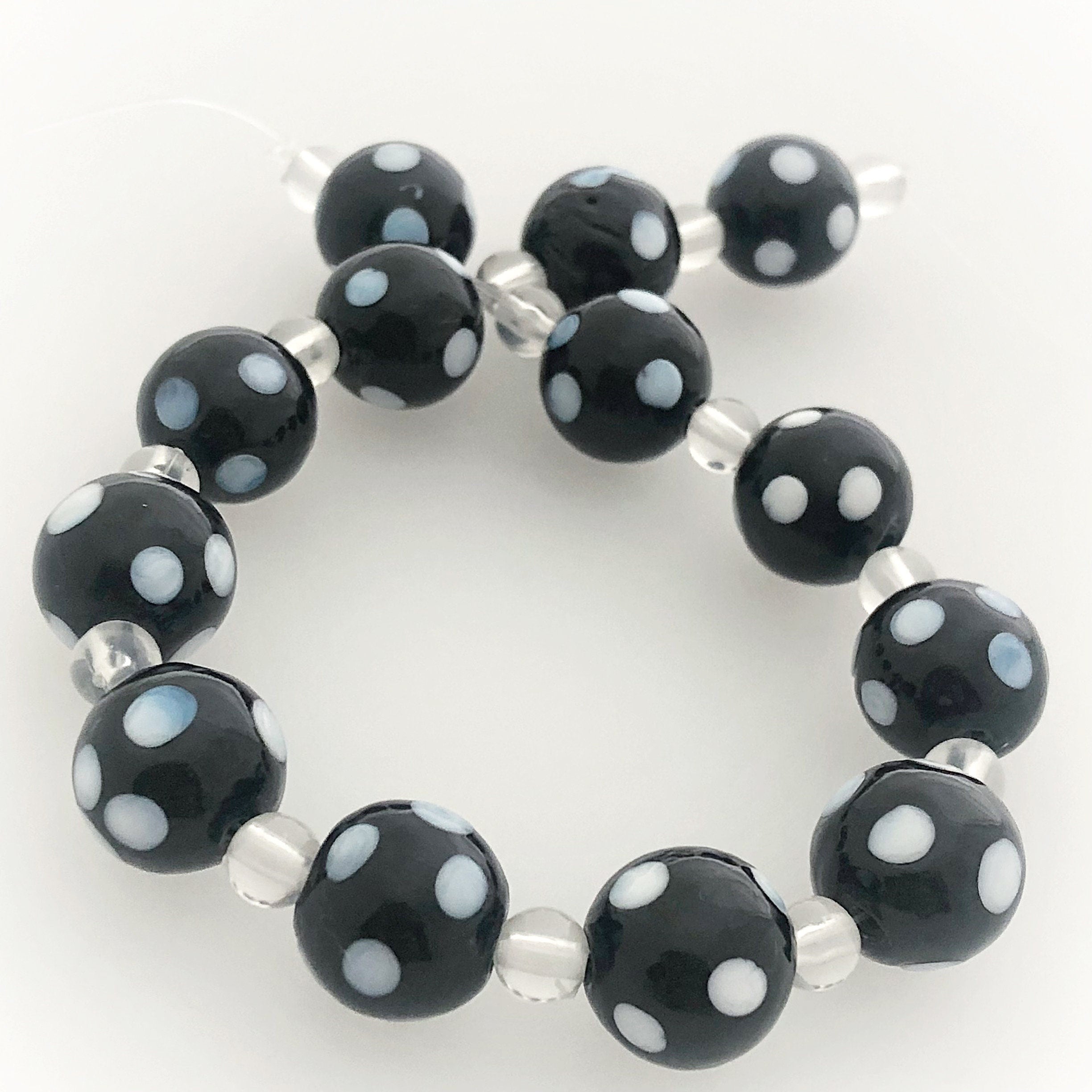 13 Böhmische Glasperlen | Handgefertigte Perlen | Schwarz | Opak | Punkte | Bohemian | Erstklassige Qualität | BeadsCompany SN06