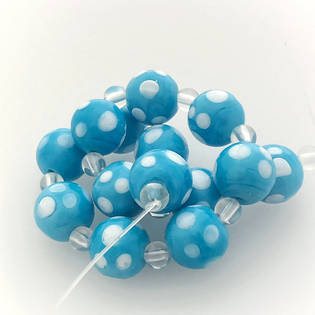 14 Böhmische Glasperlen | Handgefertigte Perlen | Hellblau | Opak | Punkte | Bohemian | Erstklassige Qualität | BeadsCompany SN09