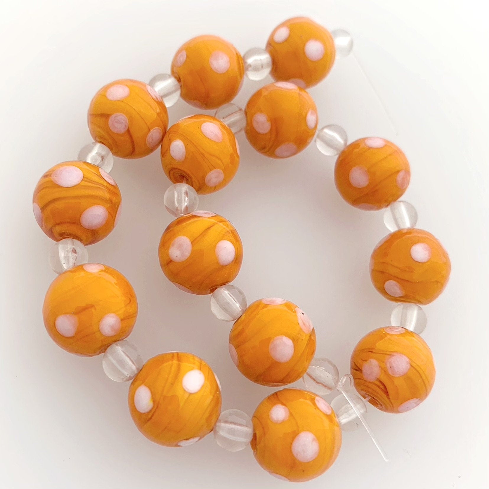 14 Böhmische Glasperlen | Handgefertigte Perlen | Orange | Opak | Punkte | Bohemian | Erstklassige Qualität | BeadsCompany SN11