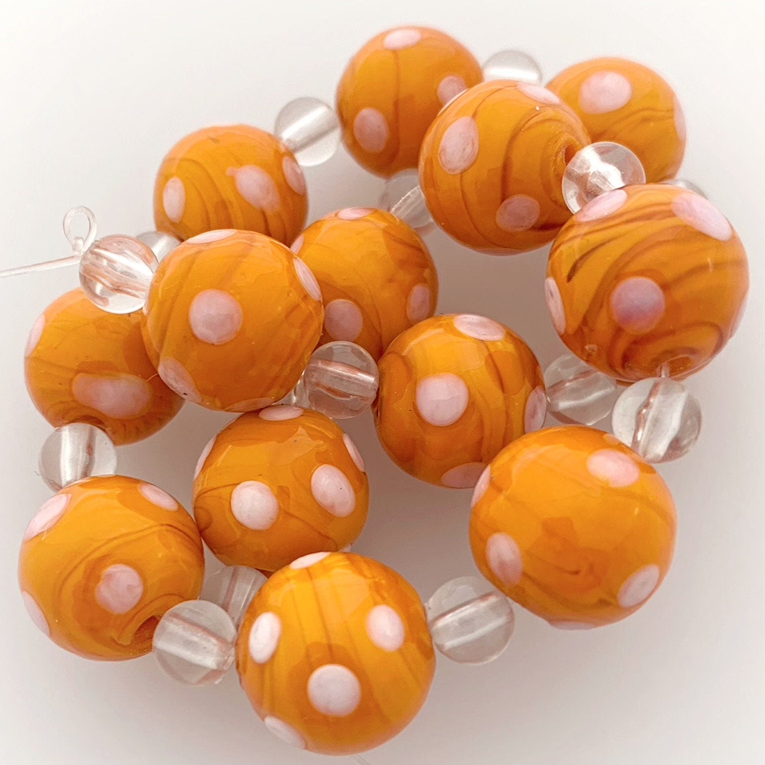 14 Böhmische Glasperlen | Handgefertigte Perlen | Orange | Opak | Punkte | Bohemian | Erstklassige Qualität | BeadsCompany SN11