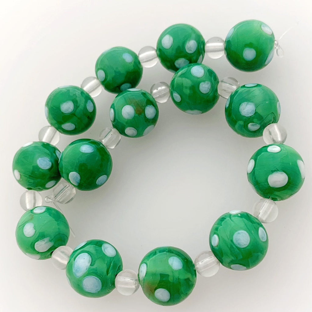 14 Böhmische Glasperlen | Handgefertigte Perlen | Grün | Opak | Punkte | Bohemian | Erstklassige Qualität | BeadsCompany SN12