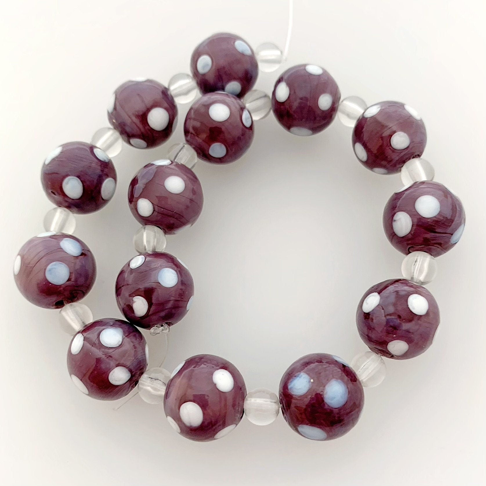 14 Böhmische Glasperlen | Handgefertigte Perlen | Lila | Opak | Punkte | Bohemian | Erstklassige Qualität | BeadsCompany SN10