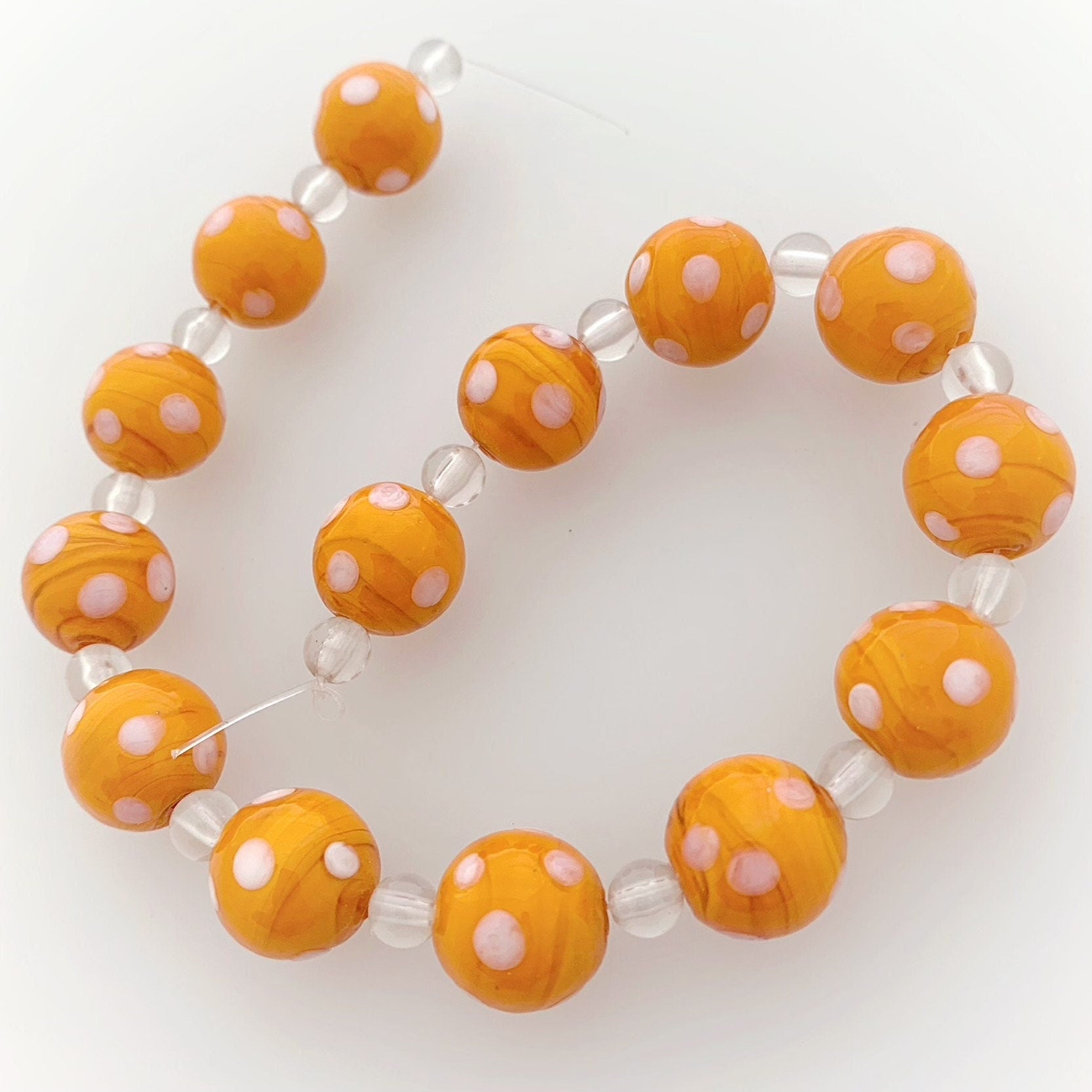 14 Böhmische Glasperlen | Handgefertigte Perlen | Orange | Opak | Punkte | Bohemian | Erstklassige Qualität | BeadsCompany SN11