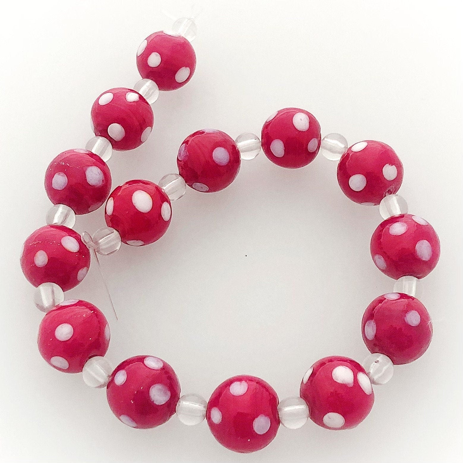 14 Böhmische Glasperlen | Handgefertigte Perlen | Rot | Opak | Punkte | Bohemian | Erstklassige Qualität | BeadsCompany SN08