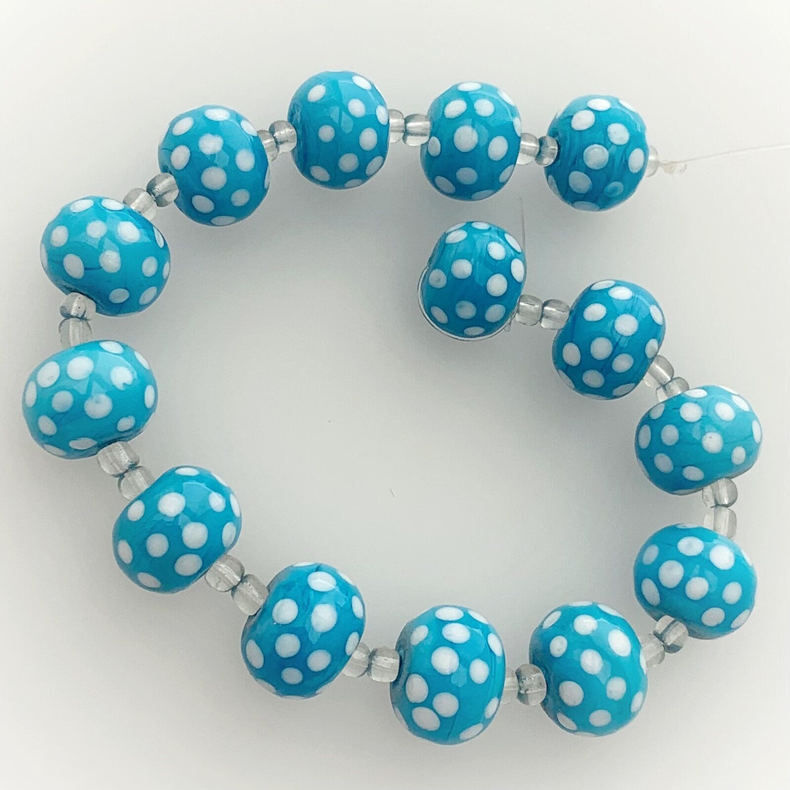 14 Böhmische Glasperlen | Handgefertigte Perlen | Hellblau | Opak | Punkte | Bohemian | Erstklassige Qualität | BeadsCompany SN04
