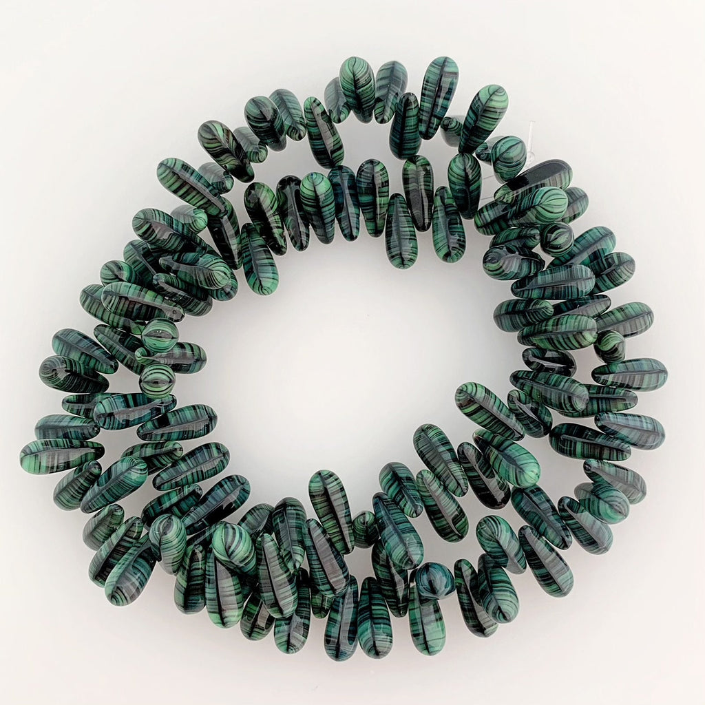 Böhmische Glasperlen | Tropfenform | Grün | Bohemian | Handgefertigt | Vintage | BeadsCompany  SN24