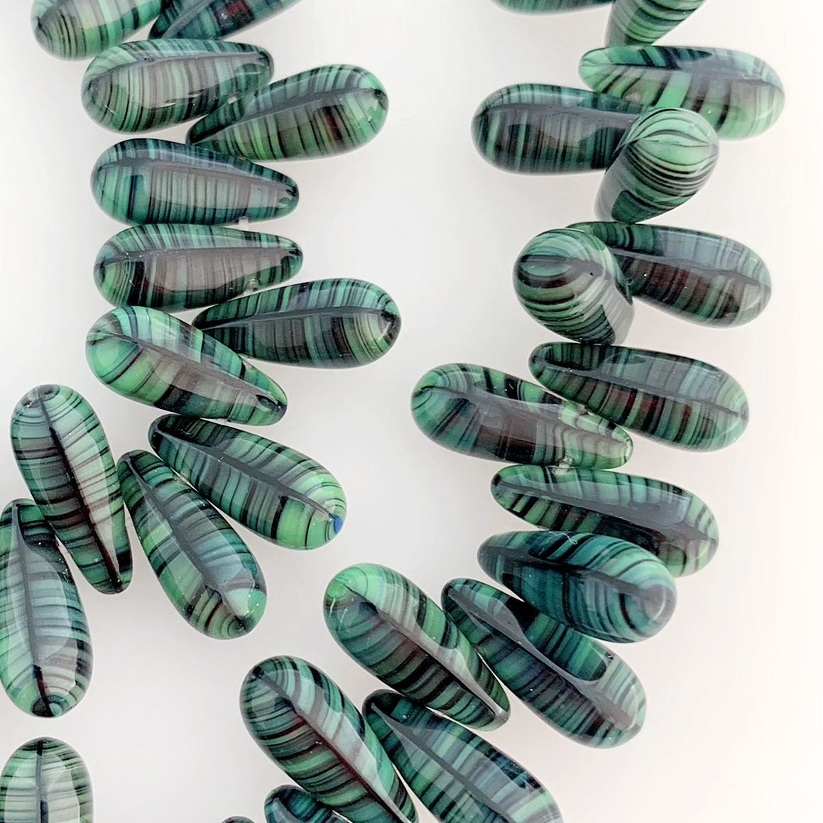 Böhmische Glasperlen | Tropfenform | Grün | Bohemian | Handgefertigt | Vintage | BeadsCompany  SN24