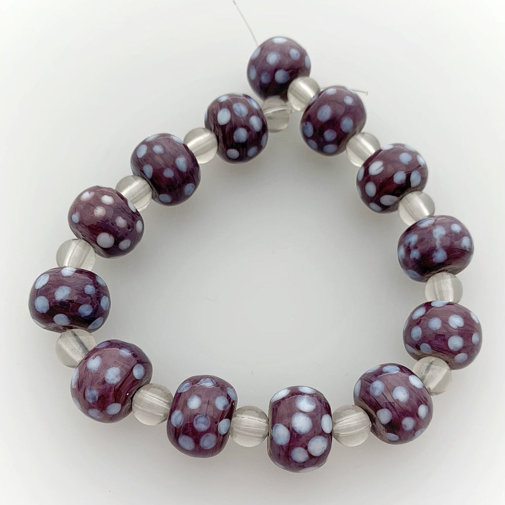13 Böhmische Glasperlen | Handgefertigte Perlen | Lila | Opak | Punkte | Bohemian | Erstklassige Qualität | BeadsCompany  SN05