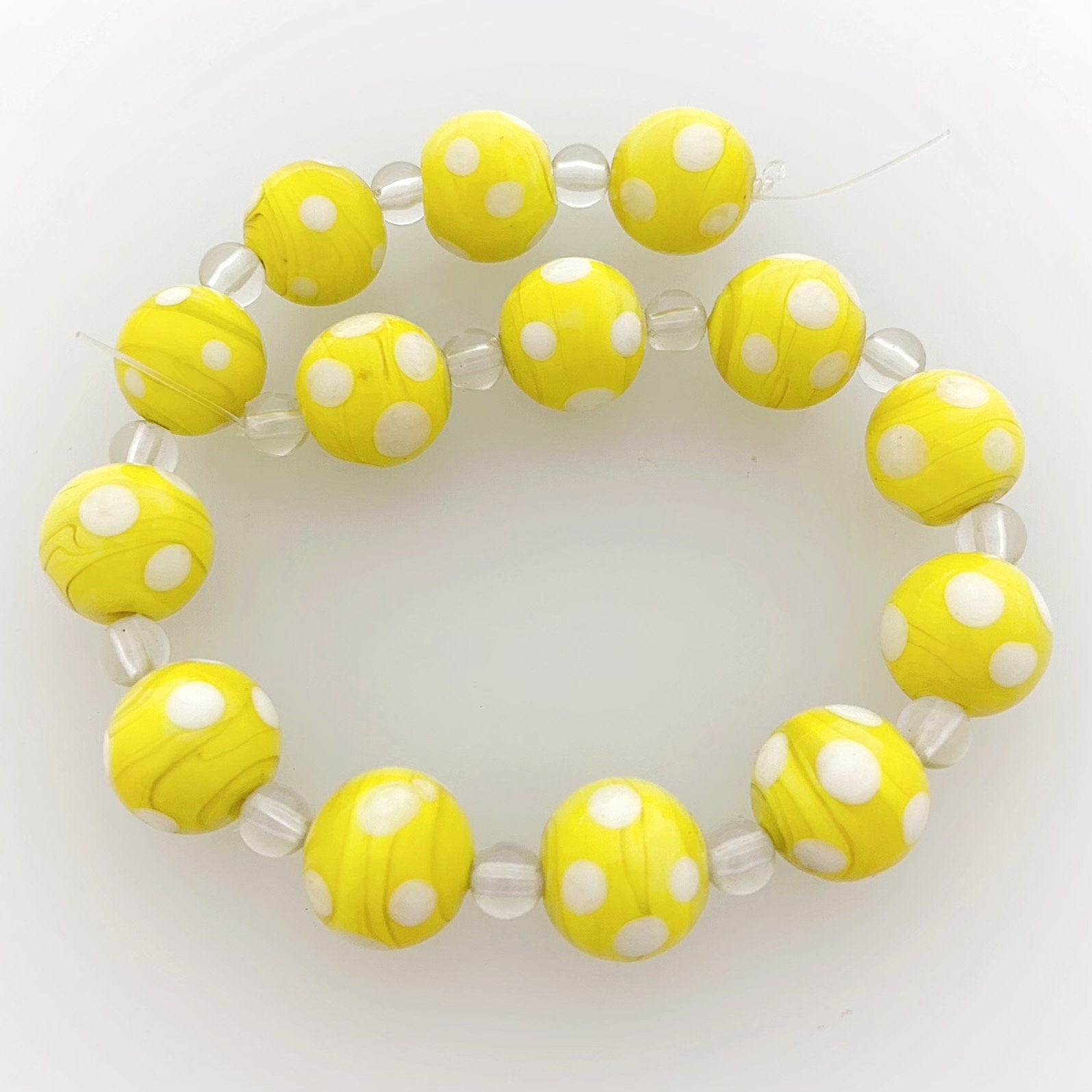 14 Böhmische Glasperlen | Handgefertigte Perlen | Gelb | Opak | Punkte | Bohemian | Erstklassige Qualität | BeadsCompany SN07