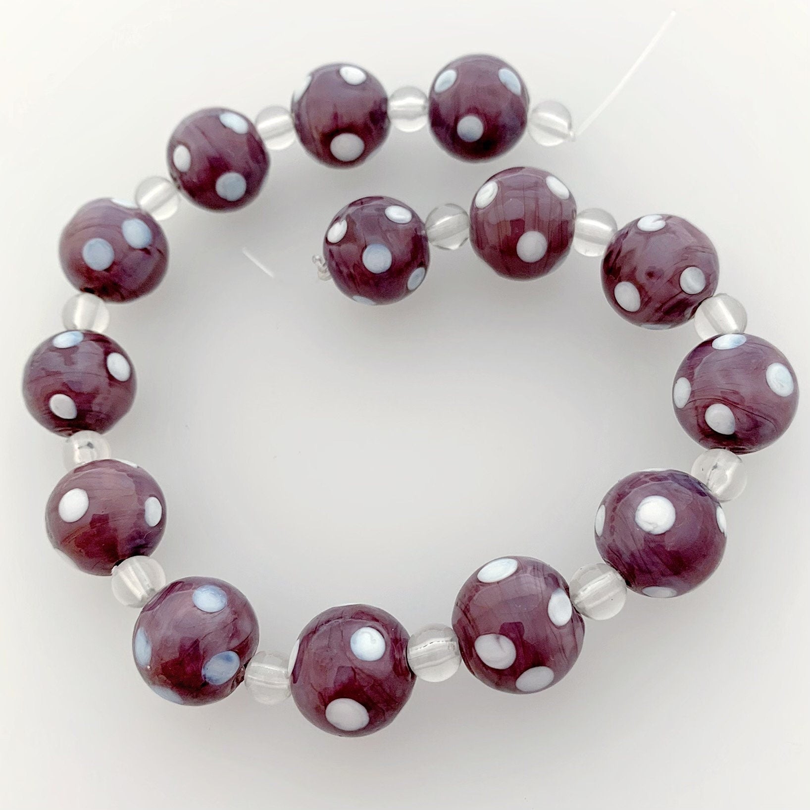 14 Böhmische Glasperlen | Handgefertigte Perlen | Lila | Opak | Punkte | Bohemian | Erstklassige Qualität | BeadsCompany SN10