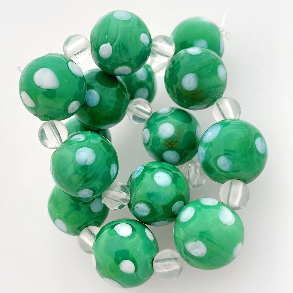 14 Böhmische Glasperlen | Handgefertigte Perlen | Grün | Opak | Punkte | Bohemian | Erstklassige Qualität | BeadsCompany SN12