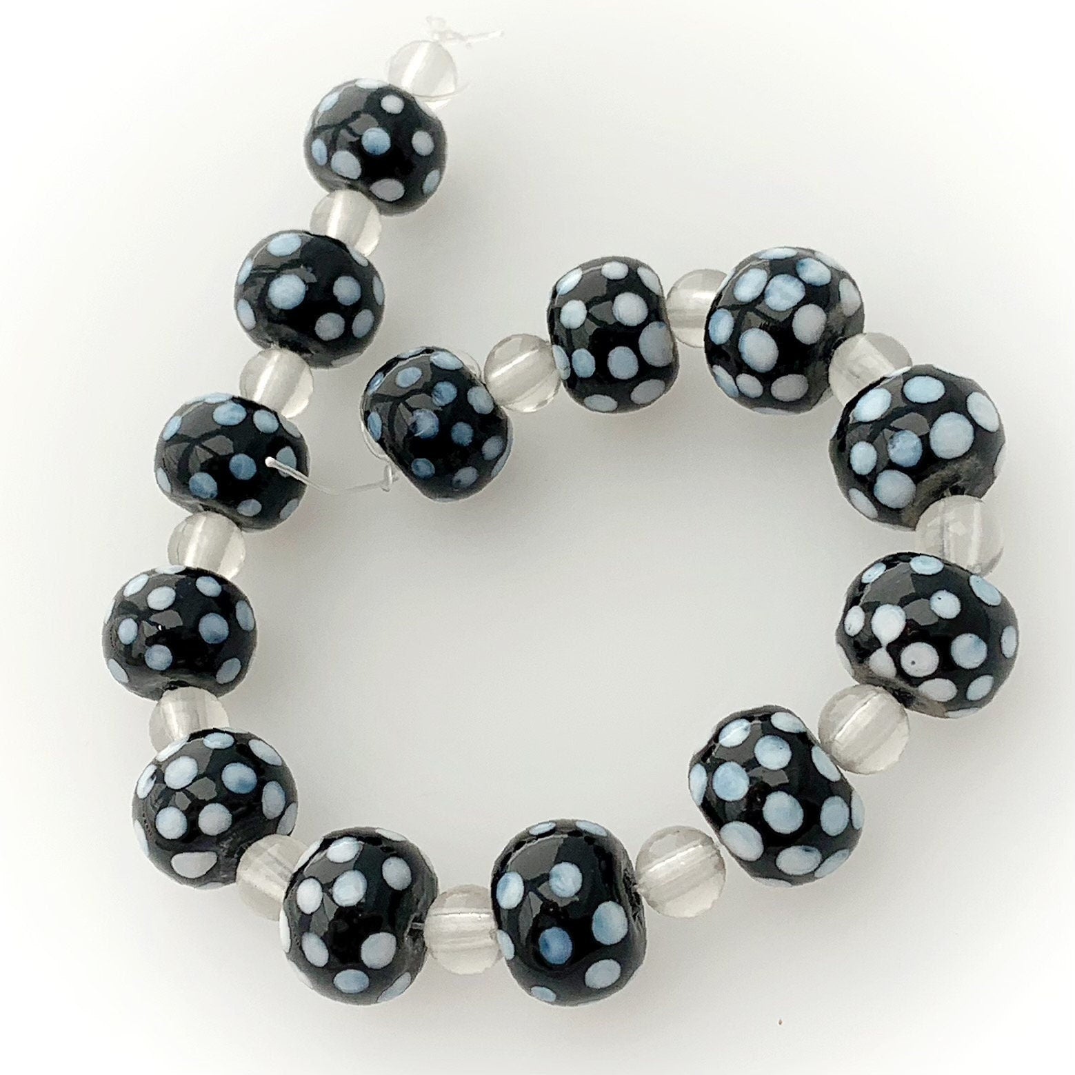 13 Böhmische Glasperlen | Handgefertigte Perlen | Schwarz | Opak | Punkte | Bohemian | Erstklassige Qualität | BeadsCompany SN02