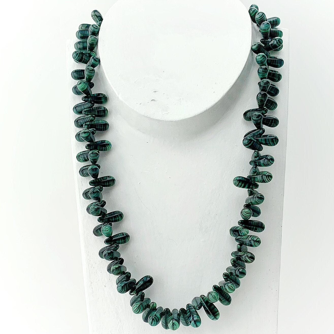 Böhmische Glasperlen | Tropfenform | Grün | Bohemian | Handgefertigt | Vintage | BeadsCompany  SN24